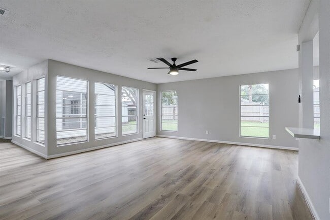 Building Photo - 2710 Virginia Colony Dr