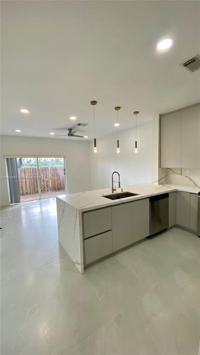 Building Photo - 8261 NW 107 Ct