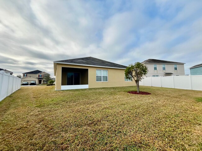 Building Photo - Modern 3 bed/2 bath home with brand-new fl...