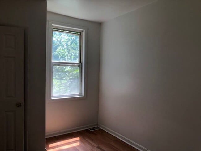 Building Photo - 3 Bedroom 1 bathroom in Baltimore City