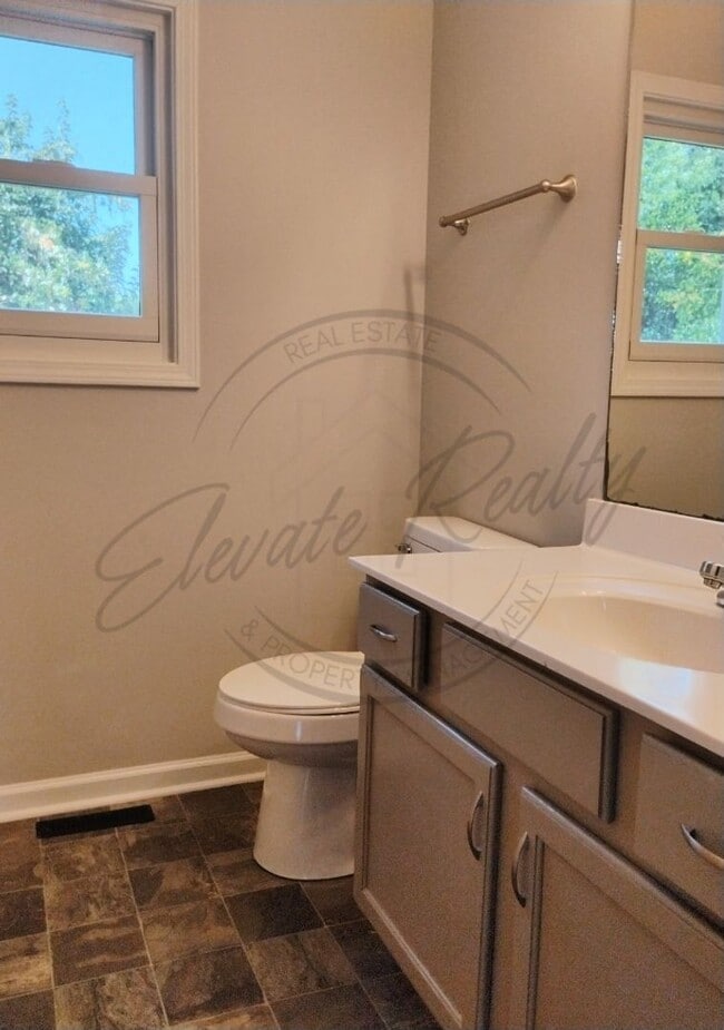 Building Photo - ON SPECIAL! Charming 3 Bedroom Ranch in Cl...