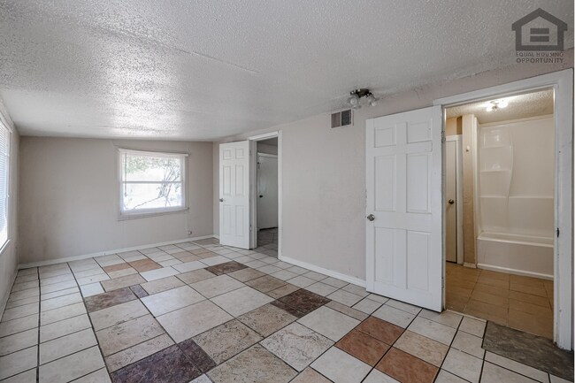 Building Photo - 903