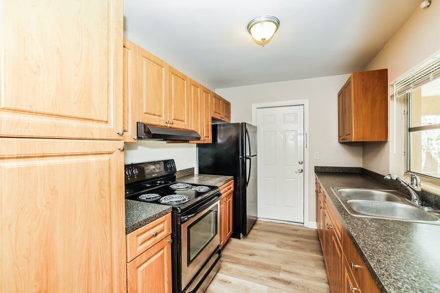 Building Photo - 195 E 28th St