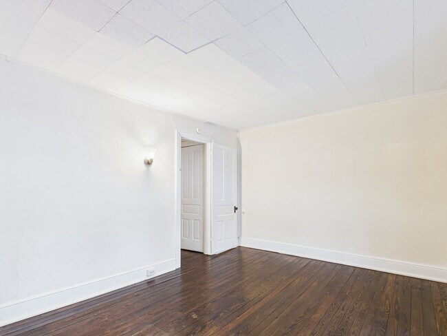 Building Photo - 735 N George St