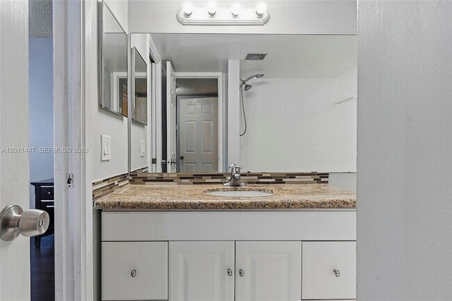 Building Photo - 3083 N Oakland Forest Dr
