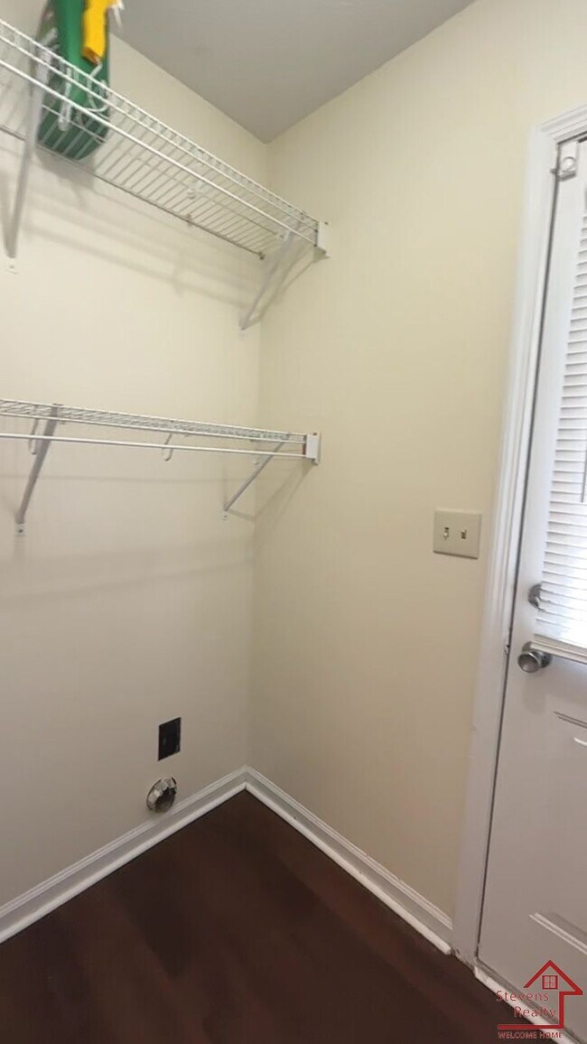 Building Photo - 304 Oriole Dr