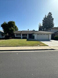 Building Photo - Single Story Home in a Very Desirable Suns...