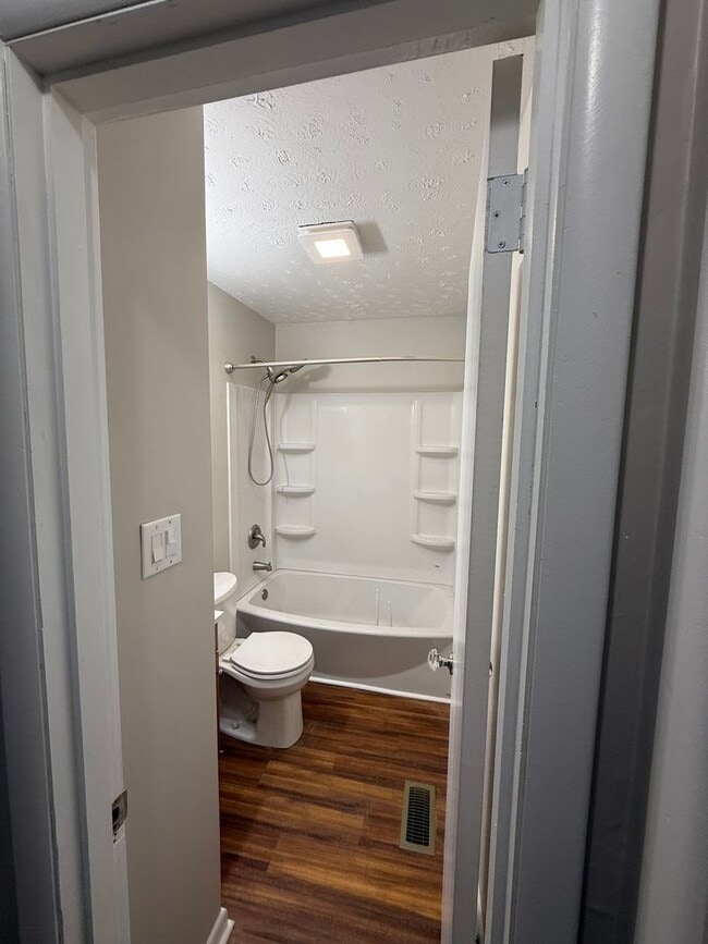 Building Photo - NEW RENTAL!  $1500 per month, Charming 3 bedroom, 1 bath House with fenced backyard! Heart of Sou...