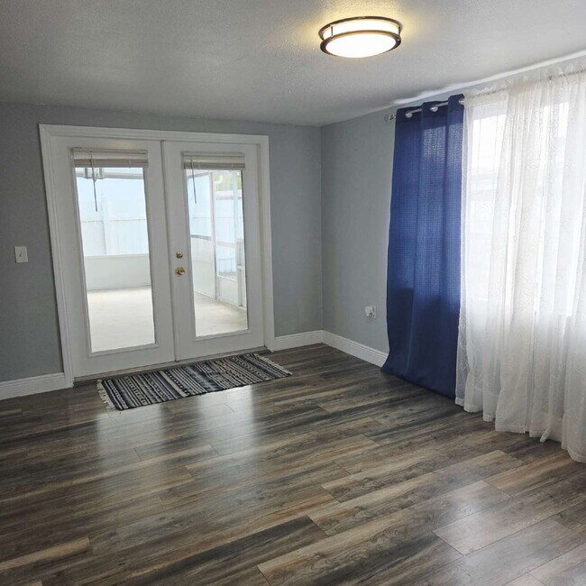 Building Photo - This gorgeous 2/1 house has been remodeled gourmet chef's kitchen, shaker cabinets, granite count...