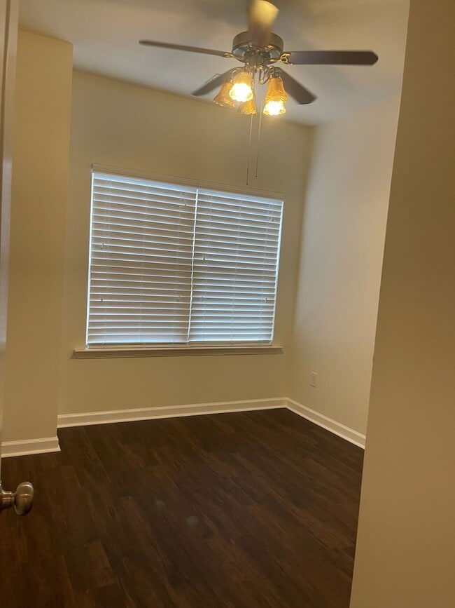 Building Photo - Newly Painted Townhouse on Riverside Neigh...
