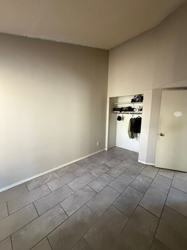 Building Photo - 2 Bedroom 2 bath private enclosed yard for