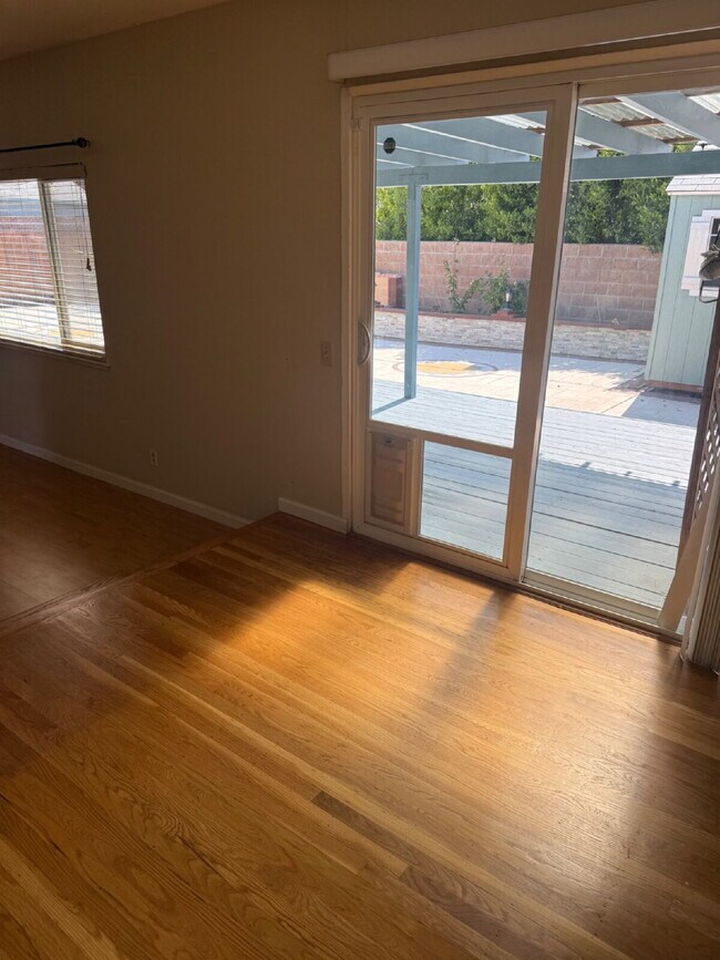 Building Photo - Charming 4 bedrooms and 2 full bathrooms L...