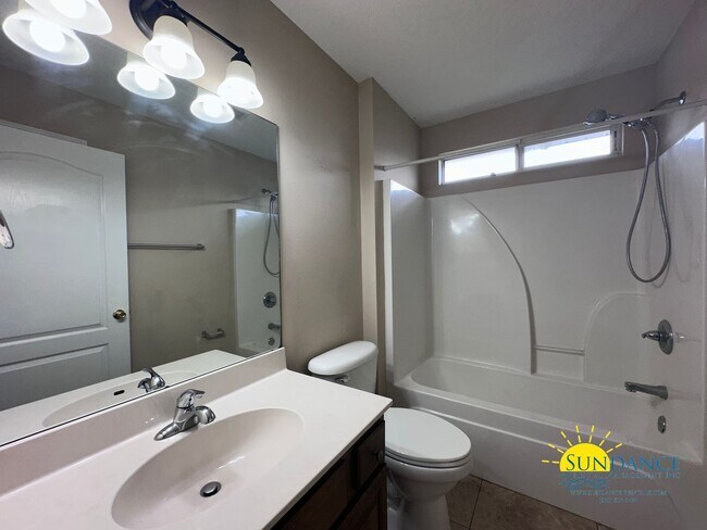 Building Photo - Spacious 3 Bedroom Home in Mary Esther!