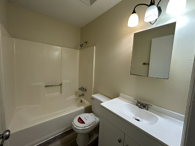 Building Photo - Apartment for Rent