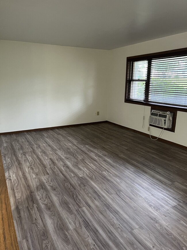 Building Photo - 326 Green Meadow Dr