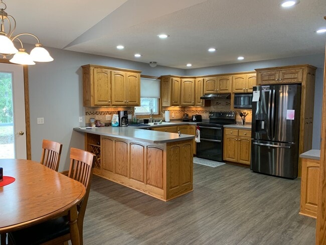 Building Photo - Executive 3 Bedroom Home