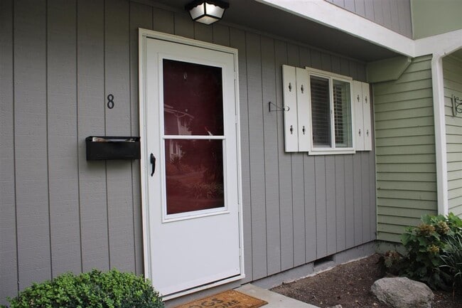 Building Photo - Beautiful 2 Bedroom 1.5 Bathroom Condo!