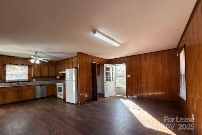 Building Photo - 6126 Cherrycrest Ln