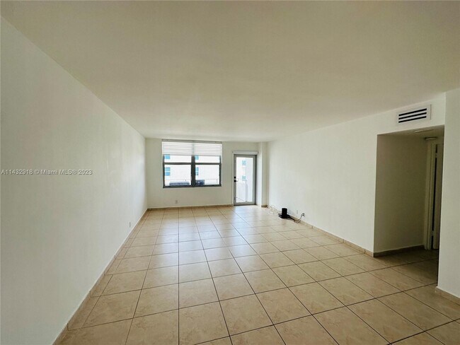 Building Photo - 9225 Collins Ave