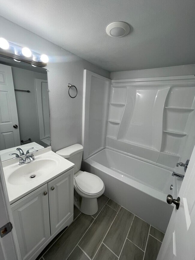 Building Photo - Fully Renovated 2Bed/1Bath Mobile Home for Rent! Bradenton, FL