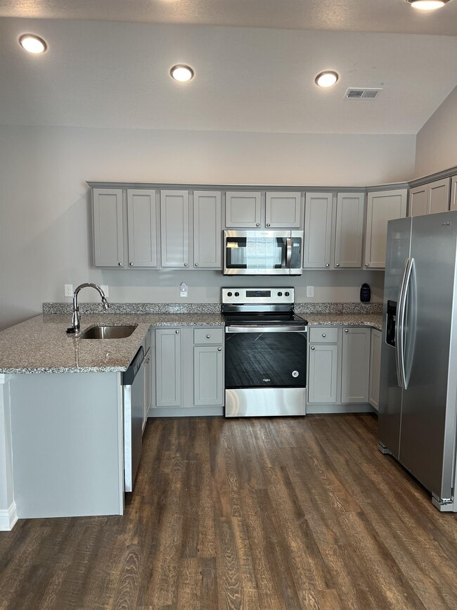 Building Photo - 800 Spring Park Rd