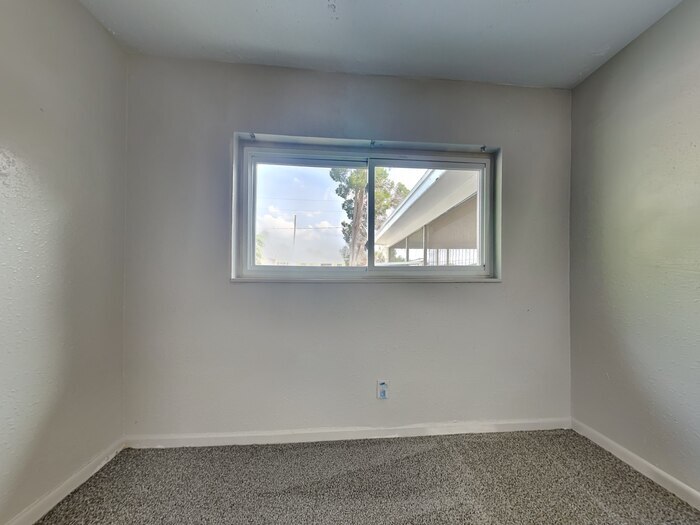 Building Photo - 905 Alicia Ave