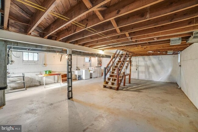 Building Photo - 601 N Oak St