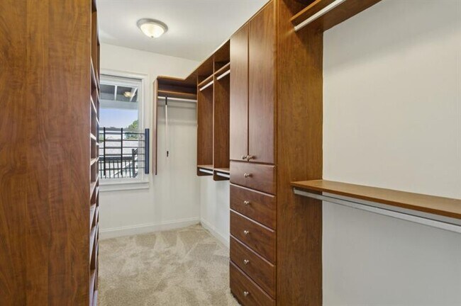 Building Photo - 546 Highland Ave NE