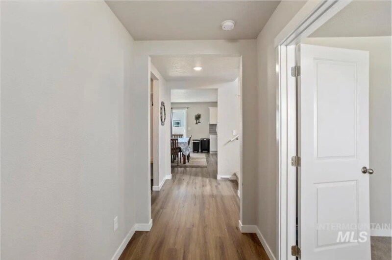 Building Photo - 765 SW Huebert St