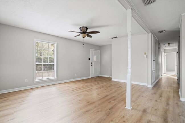 Building Photo - JUST LISTED!