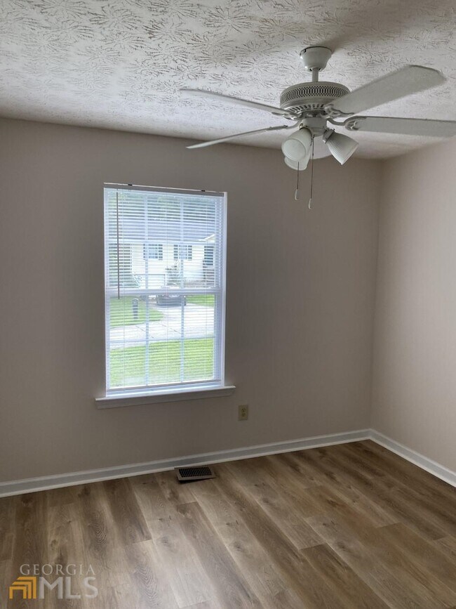 Building Photo - 6440 River Hill Dr