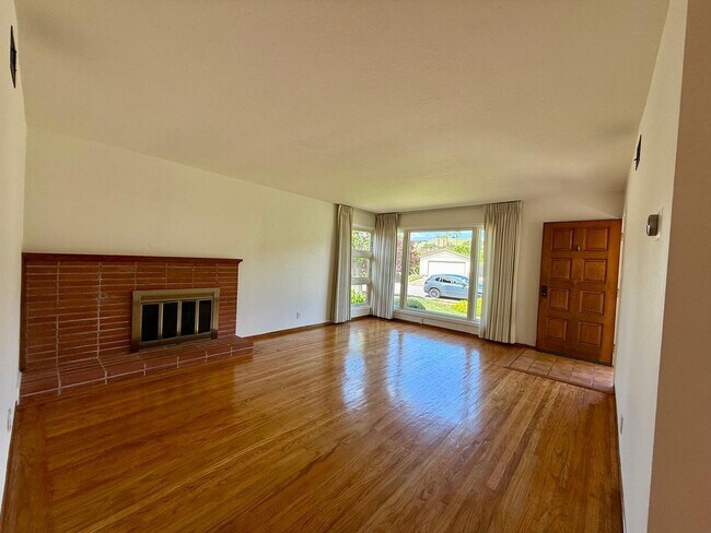 Building Photo - THREE BED / TWO BATH SINGLE LEVEL TERRA LINDA HOME WITH FAMILY ROOM AND A/C