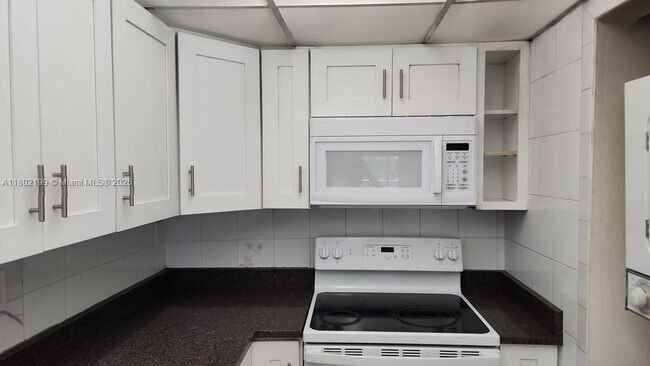 Building Photo - 10000 NW 80th Ct