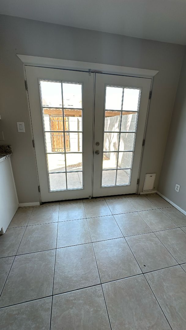 Building Photo - Updated 2 Bed/1 Bath Condo at 43rd Ave & I...