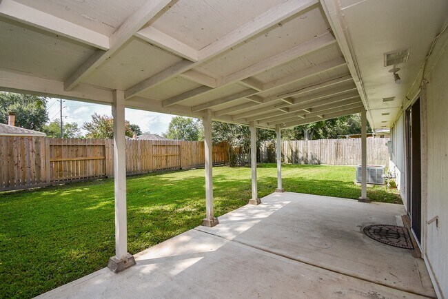 Building Photo - 22743 Red River Dr