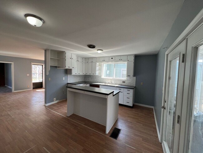 Building Photo - Adorable Newly Fixed Up Home!