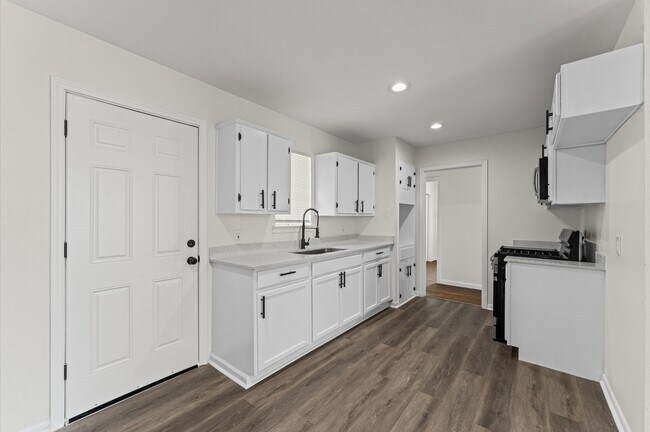 Building Photo - 5535 Lakefield Dr