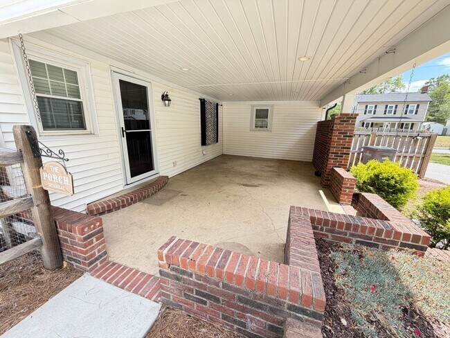 Building Photo - Charming & Spacious 3-Bedroom Home with a Large Fenced Yard!