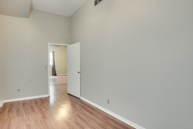 Building Photo - 1825 N Kedzie Ave