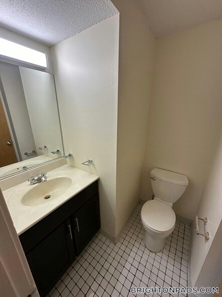 Building Photo - 146 N Beacon St