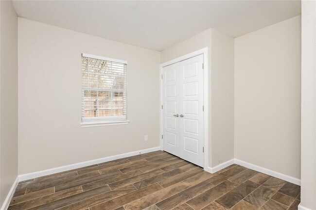 Building Photo - 2404 Carlton Way