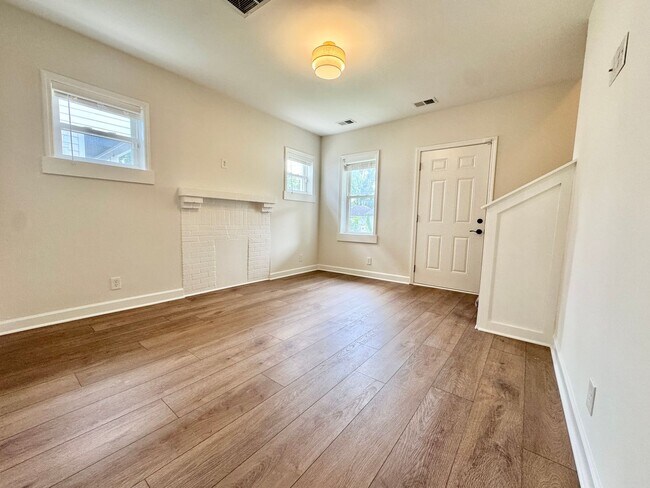 Building Photo - 3 Bed, 2 Bath Home w/ Fenced Backyard