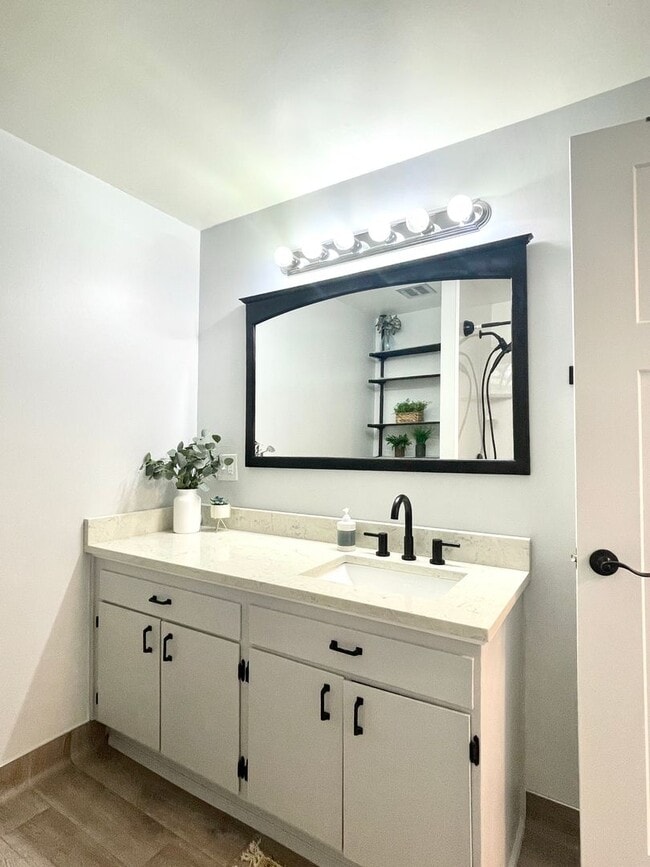 Building Photo - 521 E 5th Ave