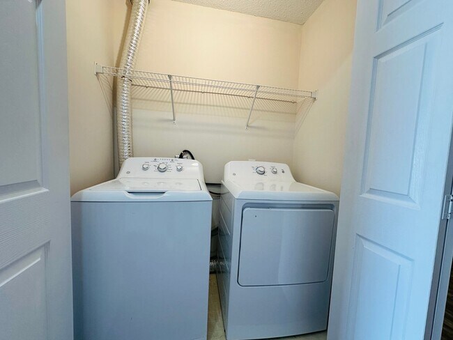 Building Photo - 2BR Condo with Garage | Vaulted Ceilings | Real Hardwood Floors | Gas Fireplace | Near UT & Downt...