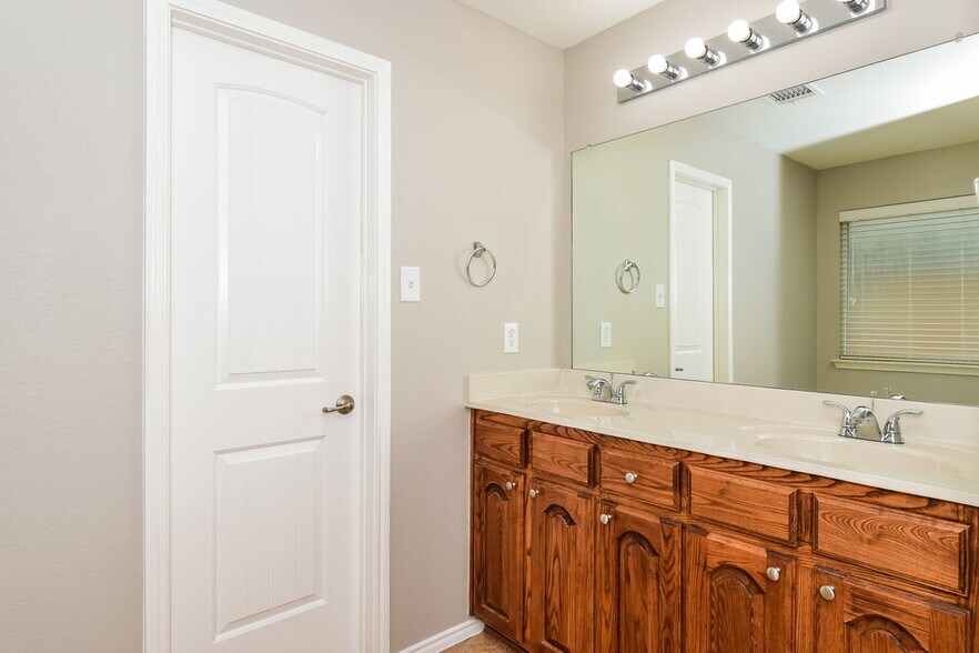 Building Photo - 3213 Overstreet Ln