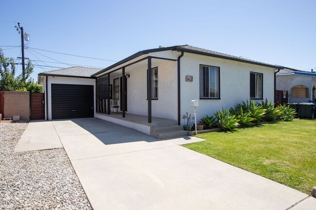 Building Photo - Lakewood Home, 2 Bedroom, 1 Bath with GREAT Backyard Space!