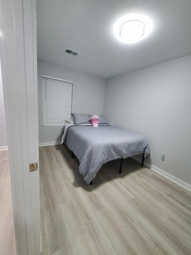 Building Photo - 294 Quick St