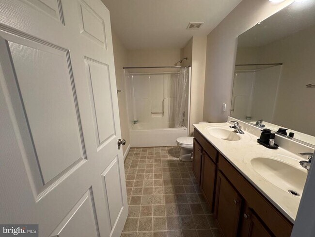 Building Photo - 220 Fountain Ln