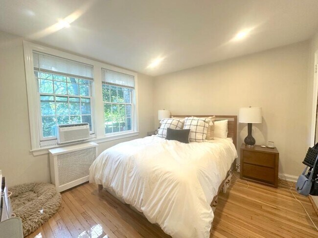 Building Photo - 2 bedroom in SUNNYSIDE NY 11104
