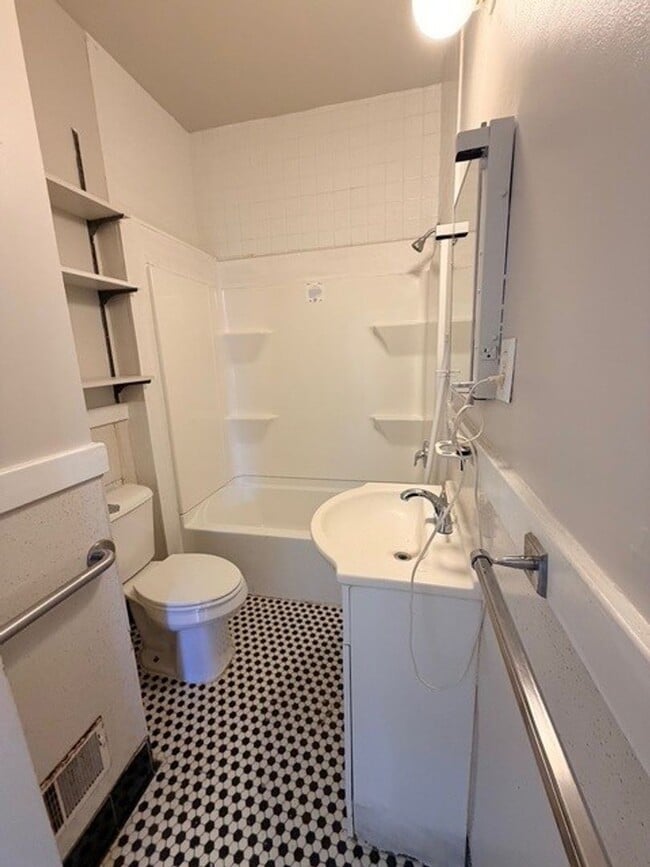 Building Photo - 420 Bond Ave